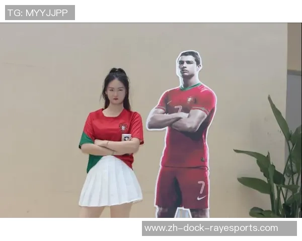 可爱足球宝贝展现青春活力与运动魅力的完美结合